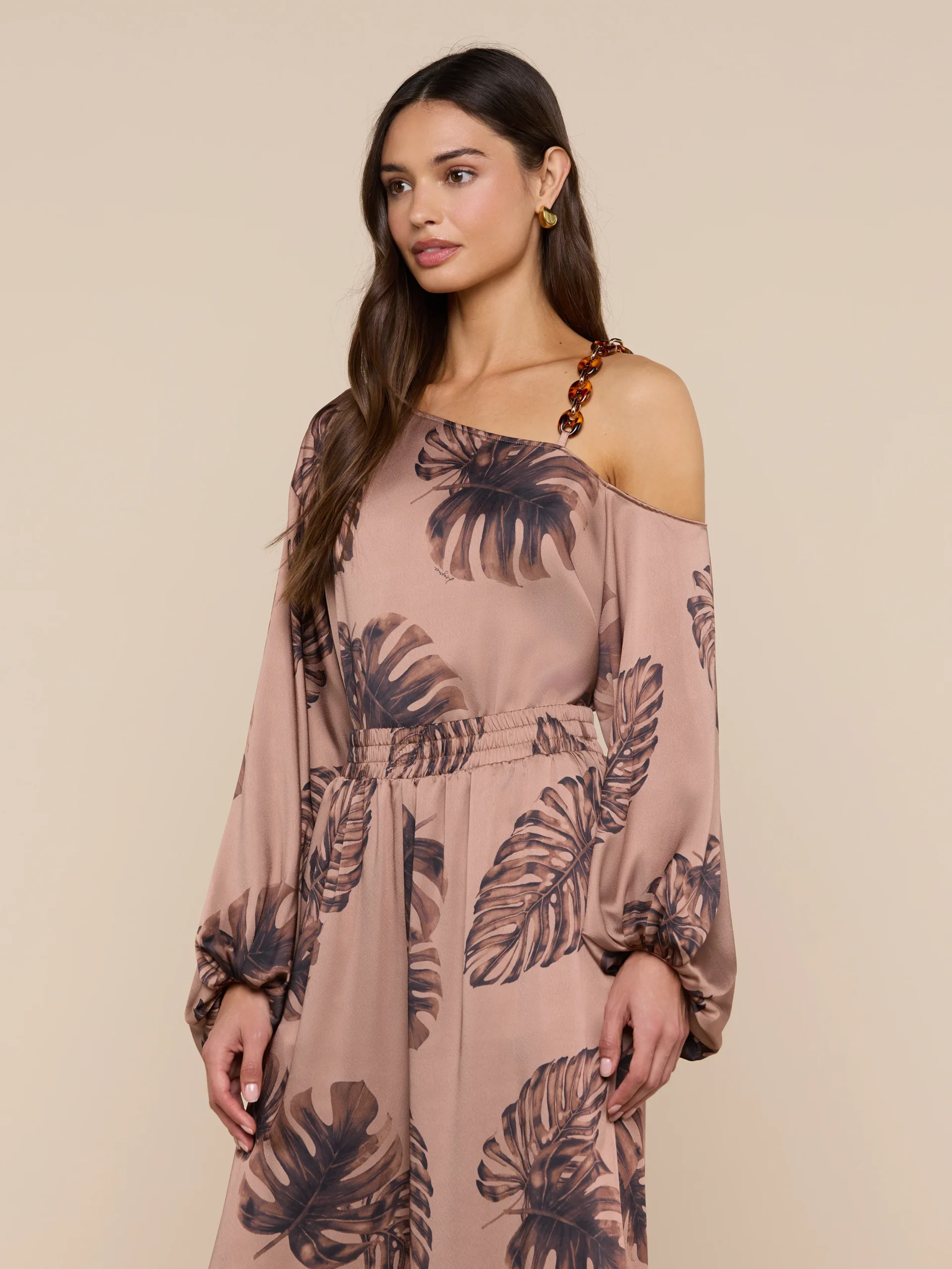 2431-asami-chain-one-shoulder-blouse-2.webp Asami Chain One-Shoulder Blouse