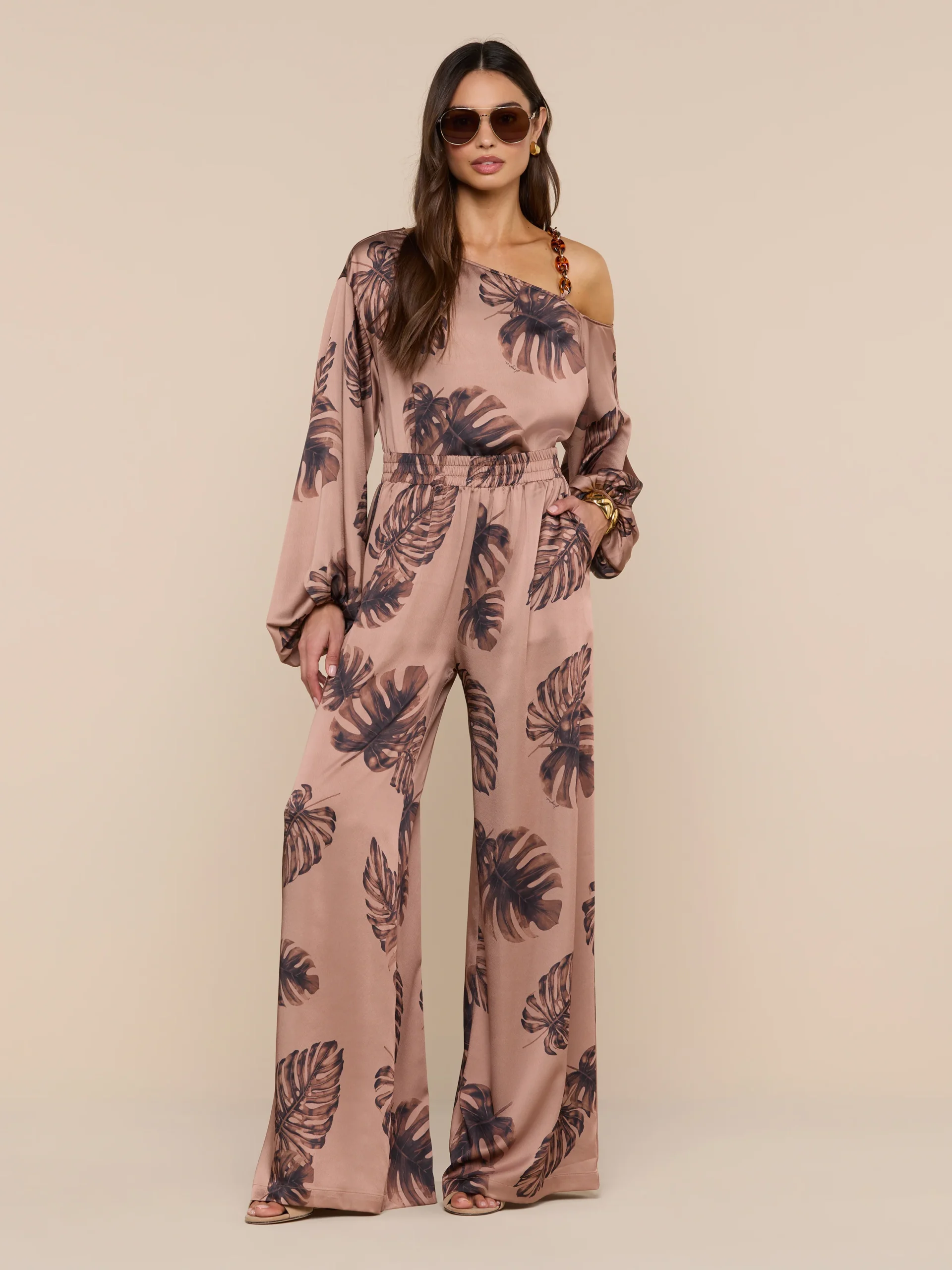 2431-asami-chain-one-shoulder-blouse-3.webp Asami Chain One-Shoulder Blouse