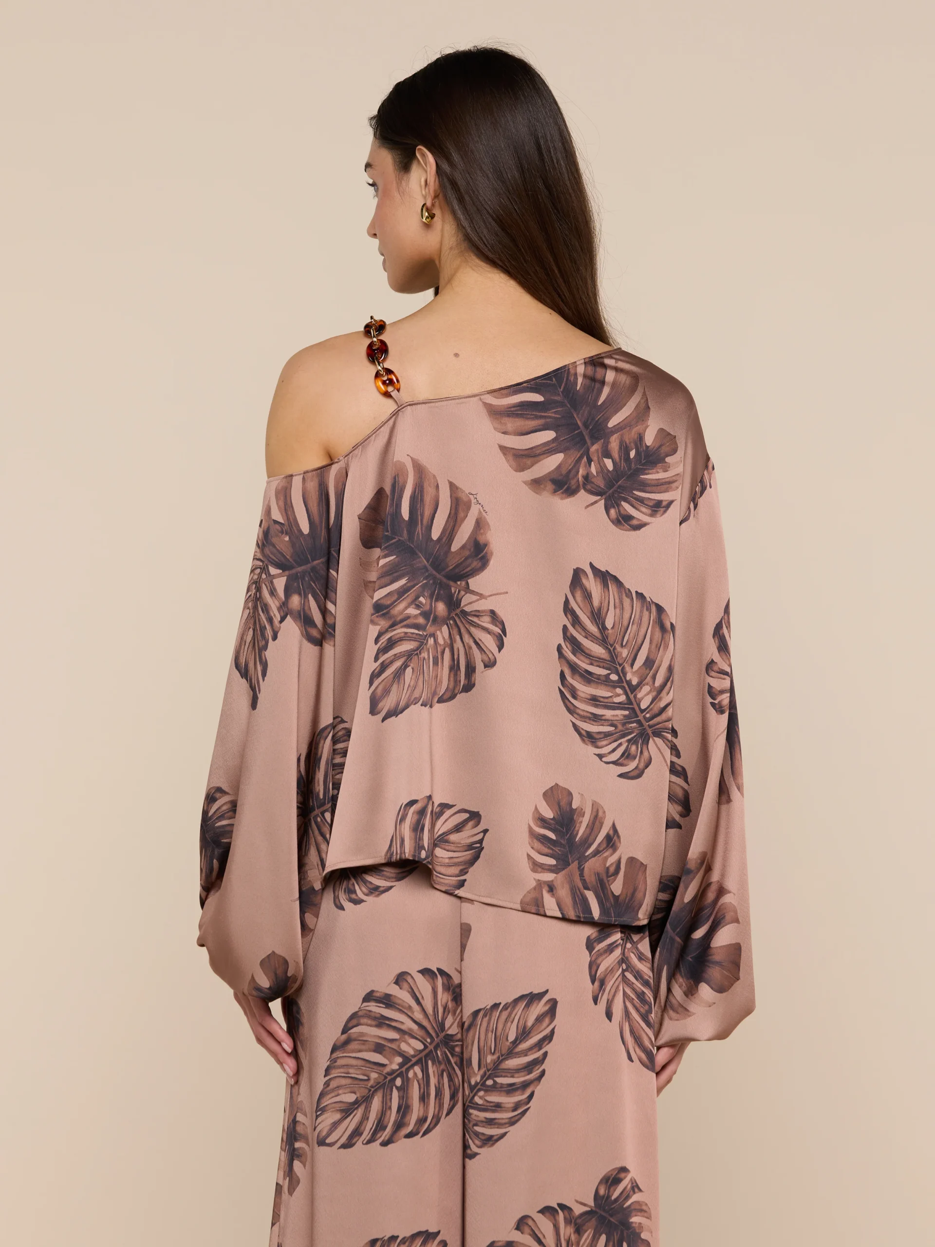 2431-asami-chain-one-shoulder-blouse-4.webp Asami Chain One-Shoulder Blouse